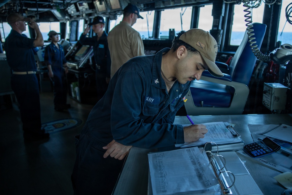 Watch standers aboard the USS Gonzalez (DDG 66)