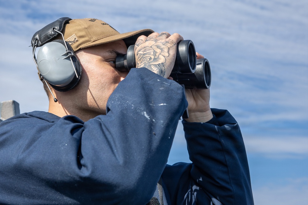 Watch standers aboard the USS Gonzalez (DDG 66)