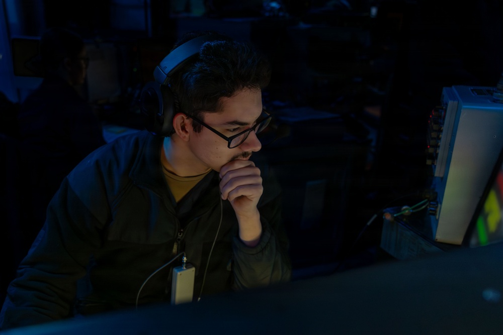 Watch standers aboard the USS Gonzalez (DDG 66)