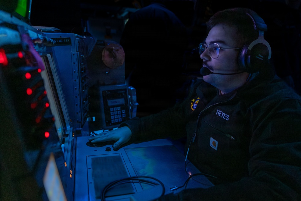 Watch standers aboard the USS Gonzalez (DDG 66)