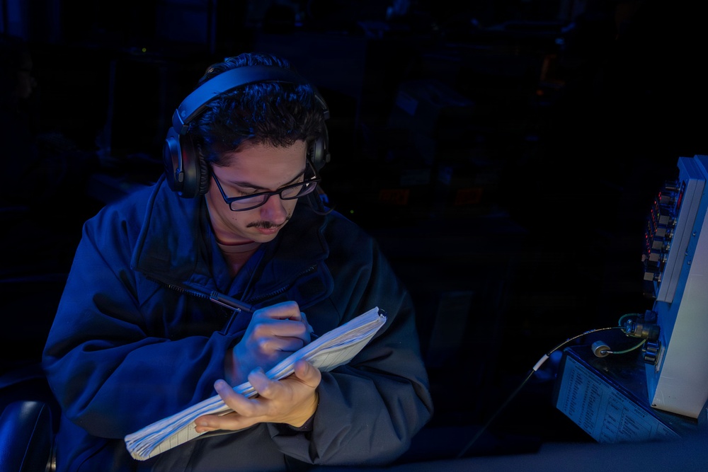 Watch standers aboard the USS Gonzalez (DDG 66)