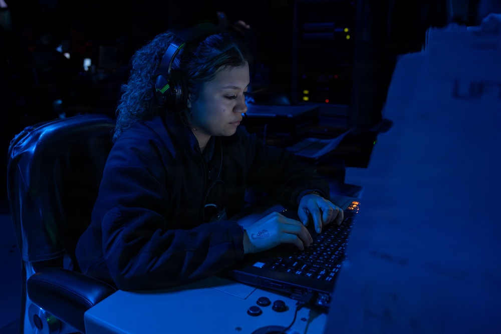 Watch standers aboard the USS Gonzalez (DDG 66)