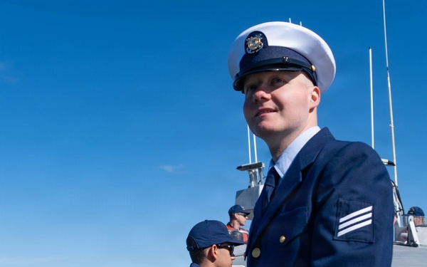 Coast Guardsman receives U.S. citizenship aboard Station Golden Gate motor lifeboat