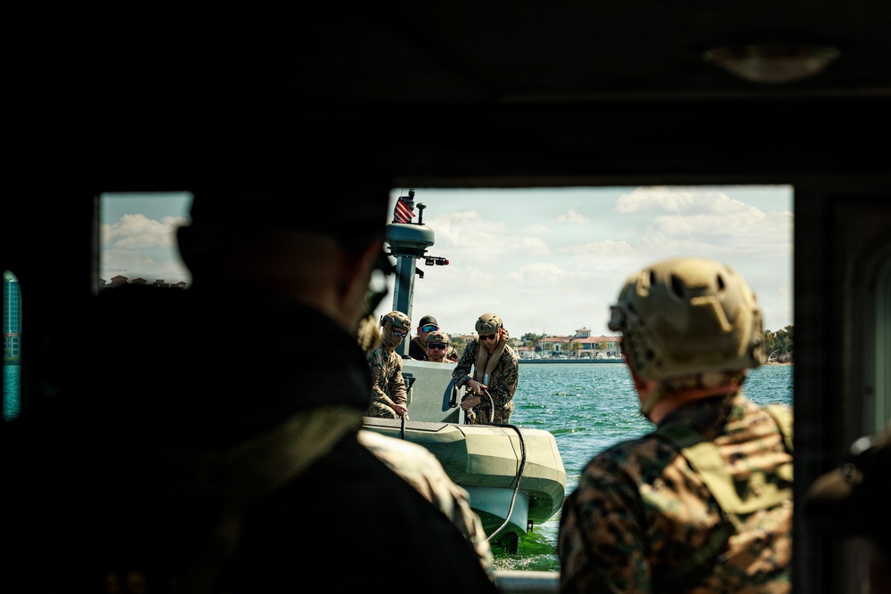 4th AABn Marines Conduct Littoral Craft Training