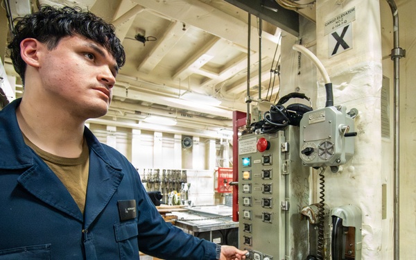 USS New Orleans (LPD 18) and Marine Medium Tiltrotor Squadron (VMM) 265 (Rein.) Conduct Routine Operations