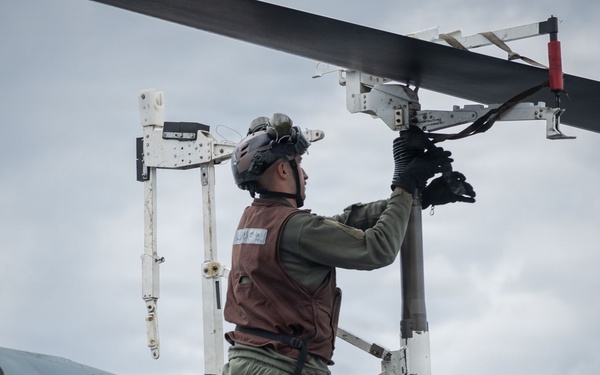 USS New Orleans (LPD 18) and Marine Medium Tiltrotor Squadron (VMM) 265 (Rein.) Handle Aviation Ordnance