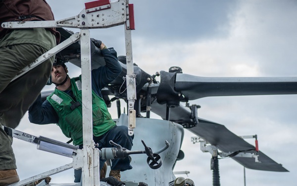 USS New Orleans (LPD 18) and Marine Medium Tiltrotor Squadron (VMM) 265 (Rein.) Handle Aviation Ordnance