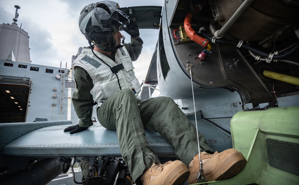 USS New Orleans (LPD 18) and Marine Medium Tiltrotor Squadron (VMM) 265 (Rein.) Handle Aviation Ordnance