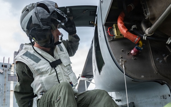 USS New Orleans (LPD 18) and Marine Medium Tiltrotor Squadron (VMM) 265 (Rein.) Handle Aviation Ordnance