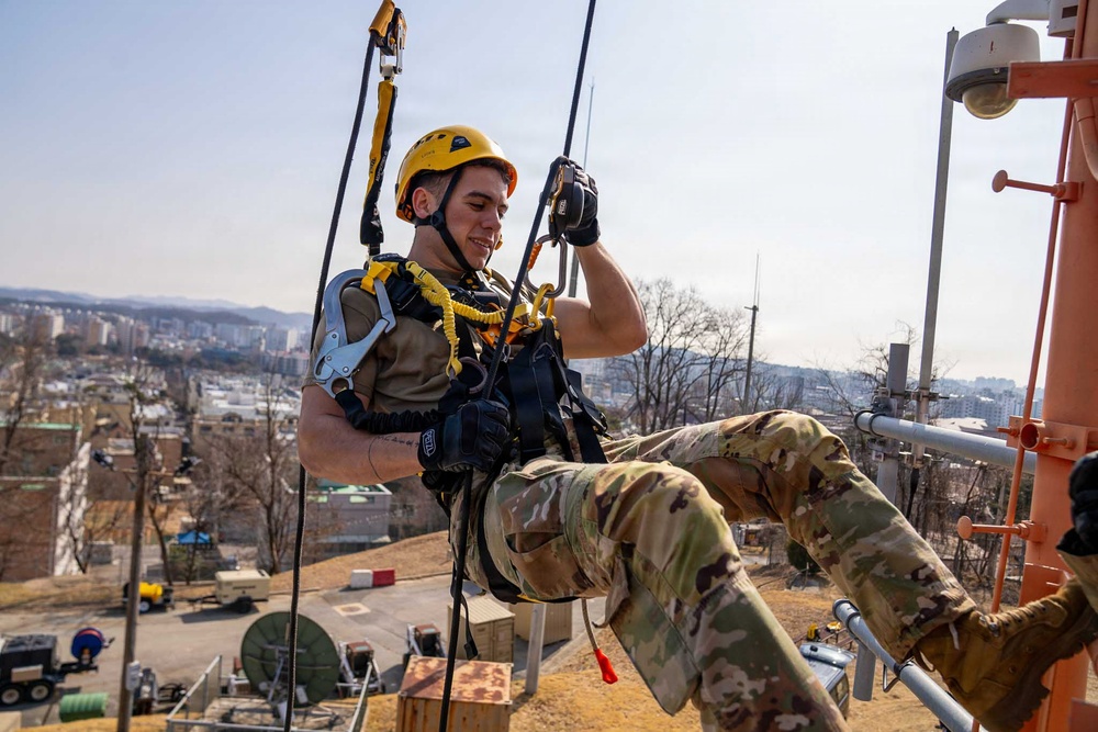 1st Signal Brigade Conducts Tower Climbing Training at Osan Air Base