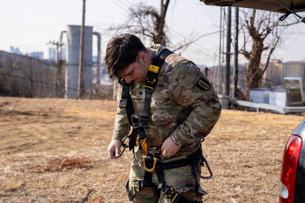 1st Signal Brigade Conducts Tower Climbing Training at Osan Air Base