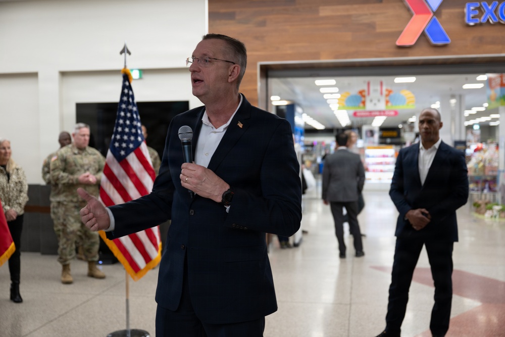 Cabinet Members Visit Caserma Ederle PX