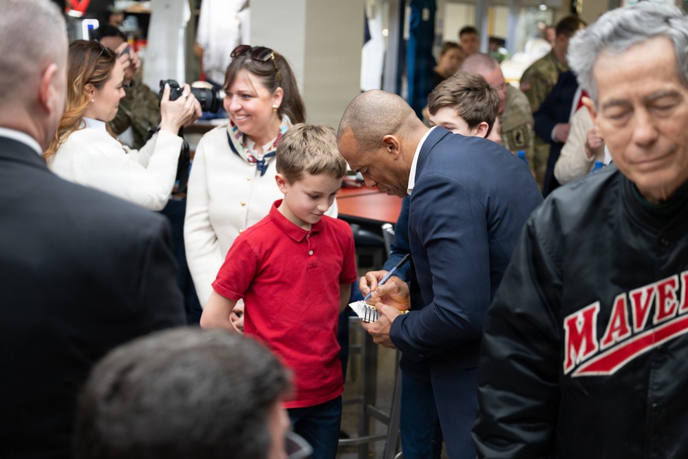 Cabinet Members Visit Caserma Ederle PX