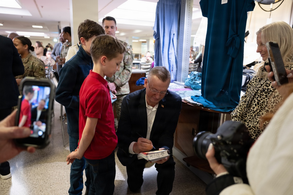 Cabinet Members Visit Caserma Ederle PX