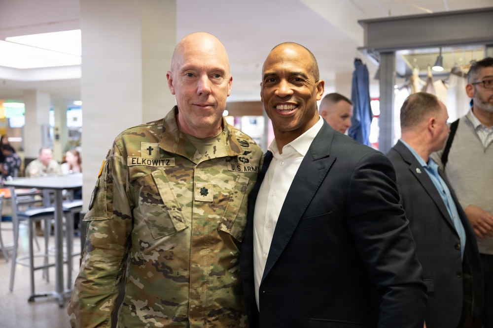 Cabinet Members Visit Caserma Ederle PX