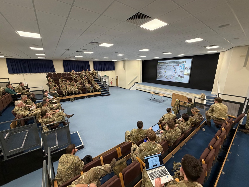 U.S. and U.K Army leaders discuss armored warfare