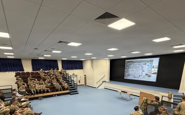 U.S. and U.K Army leaders discuss armored warfare