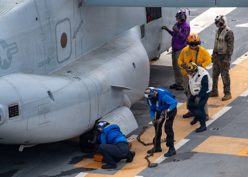 USS Essex Conducts Flight Operations