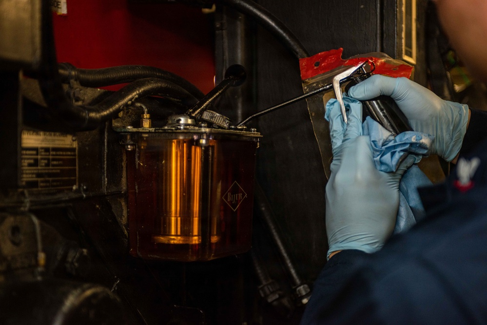 Ronald Reagan Sailors Maintain Equipment