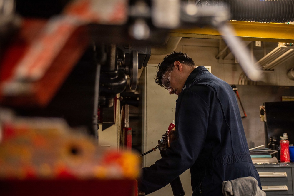 Ronald Reagan Sailors Maintain Equipment