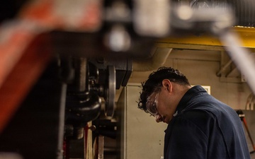 Ronald Reagan Sailors Maintain Equipment