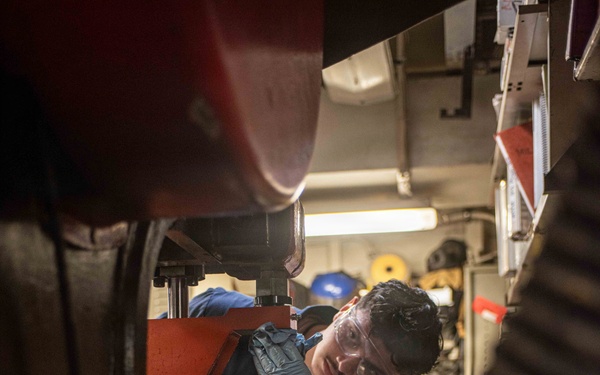 Ronald Reagan Sailors Maintain Equipment