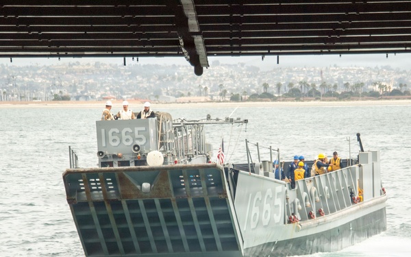 USS Essex Conducts Well Deck Operations