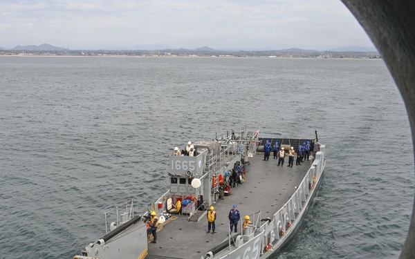 USS Essex Conducts Well Deck Operations