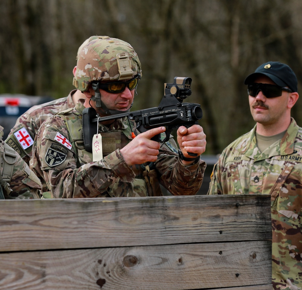 Georgian Soldier Trains on M320