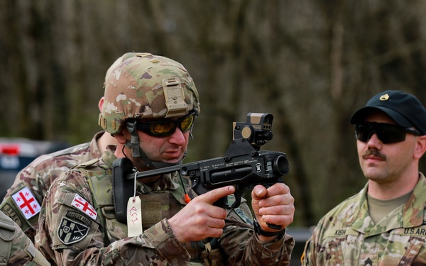 Georgian Soldier Trains on M320