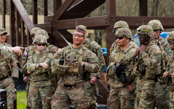 Instructor Briefs M320 Firing Lane