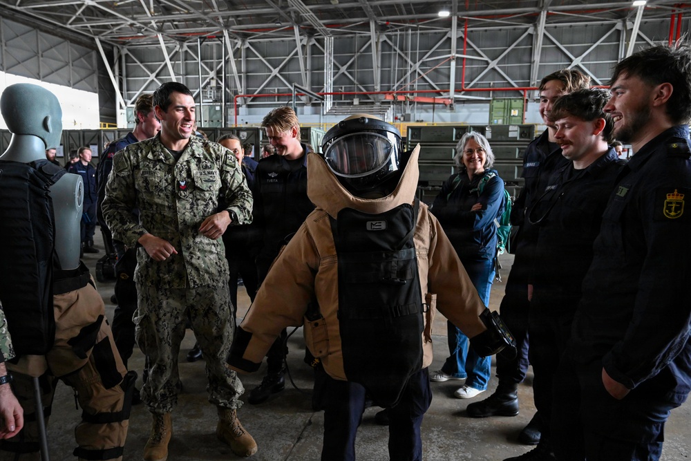 Royal Norwegian Navy cadets visits NAVSTA Rota