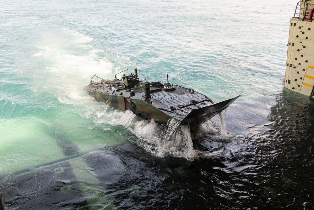Marines conduct multiple splashes aboard USS Arlington during TCAT 26.1