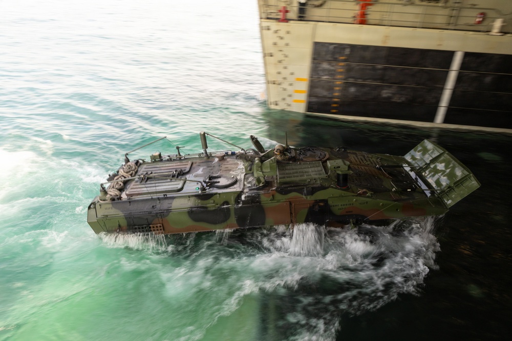 Marines conduct multiple splashes aboard USS Arlington during TCAT 26.1