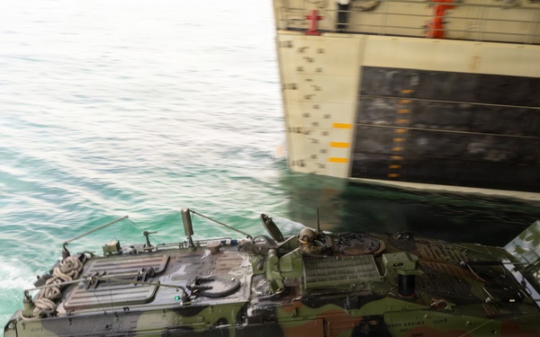 Marines conduct multiple splashes aboard USS Arlington during TCAT 26.1