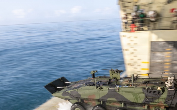 Marines conduct multiple splashes aboard USS Arlington during TCAT 26.1