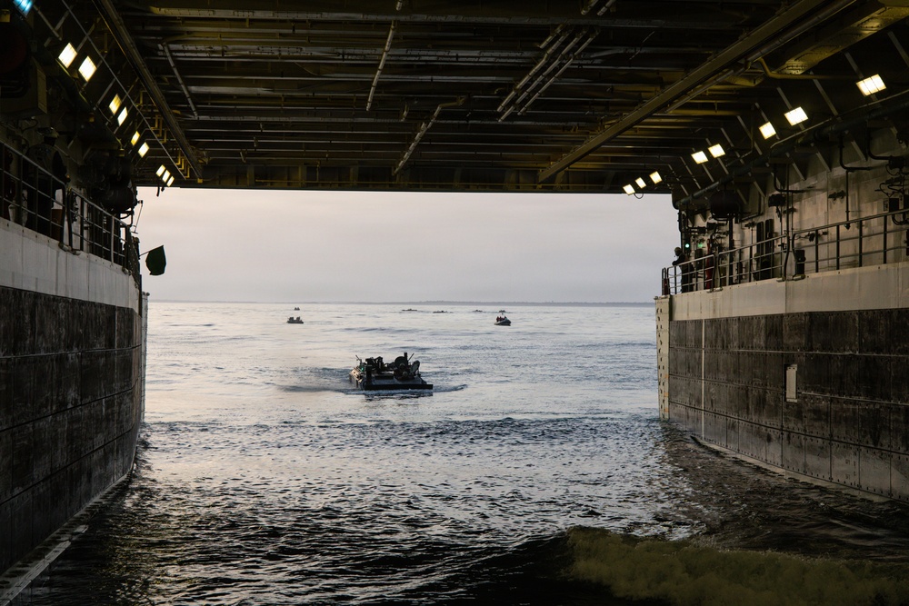 Marines conduct multiple splashes aboard USS Arlington during TCAT 26.1
