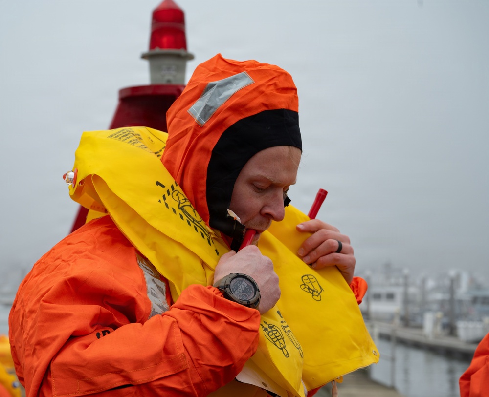 Preparation, partnership, performance under pressure: Joint training strengthens water survival readiness