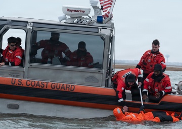 Preparation, partnership, performance under pressure: Joint training strengthens water survival readiness