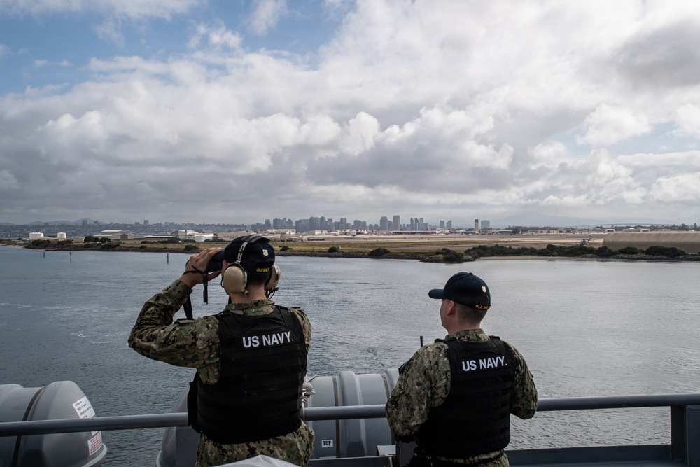 USS Nimitz pulls into San Diego