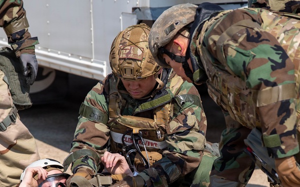 US and ROK Servicemembers Conduct Medical Training during Dragon Lift 26
