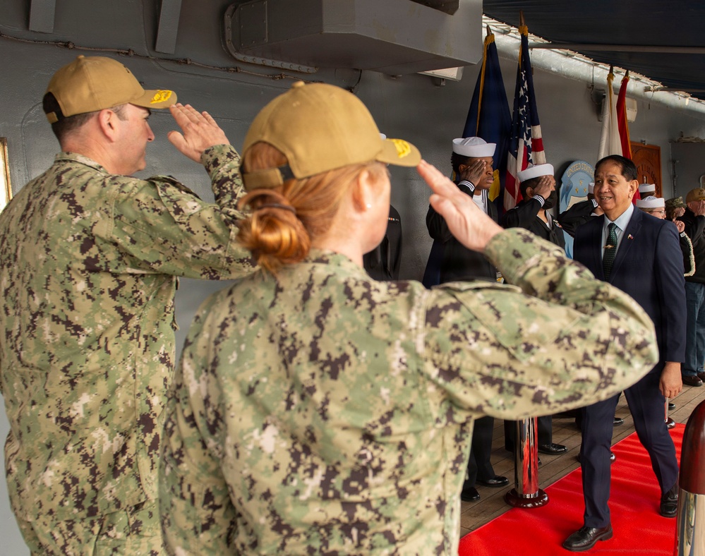 Undersecretary for Strategic Assessment and Planning at the Department of National Defense of the Philippines, Ignacio Madriaga vists U.S. 7th Fleet flagship USS Blue Ridge (LCC 19)