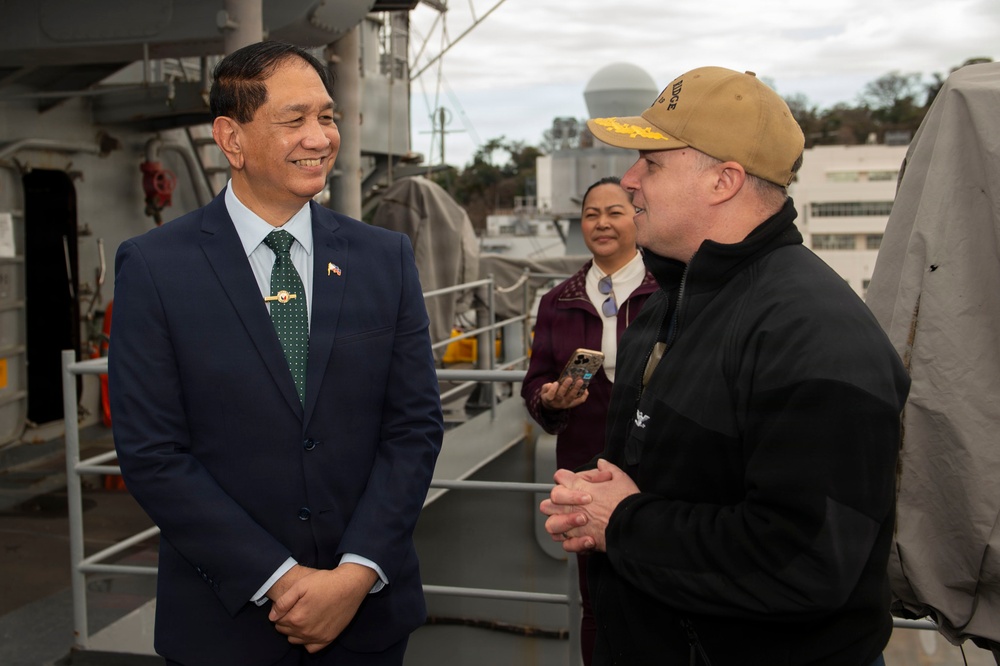 Undersecretary for Strategic Assessment and Planning at the Department of National Defense of the Philippines, Ignacio Madriaga vists U.S. 7th Fleet flagship USS Blue Ridge (LCC 19)