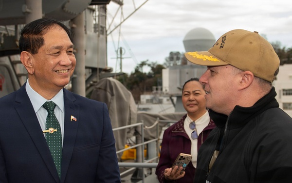 Undersecretary for Strategic Assessment and Planning at the Department of National Defense of the Philippines, Ignacio Madriaga vists U.S. 7th Fleet flagship USS Blue Ridge (LCC 19)