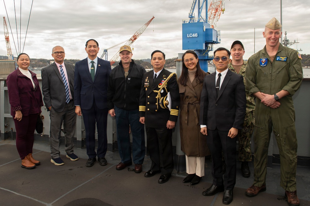 Undersecretary for Strategic Assessment and Planning at the Department of National Defense of the Philippines, Ignacio Madriaga vists U.S. 7th Fleet flagship USS Blue Ridge (LCC 19)
