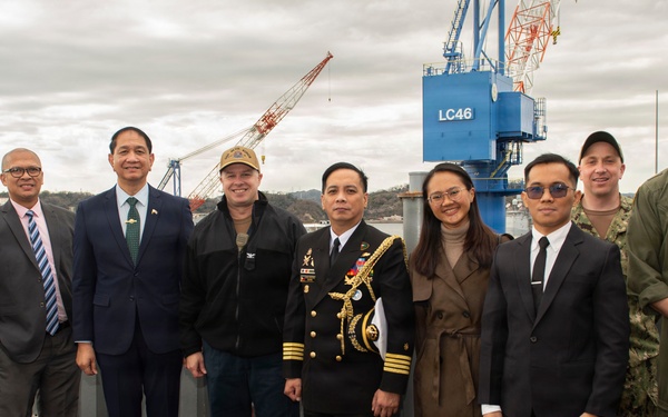 Undersecretary for Strategic Assessment and Planning at the Department of National Defense of the Philippines, Ignacio Madriaga vists U.S. 7th Fleet flagship USS Blue Ridge (LCC 19)