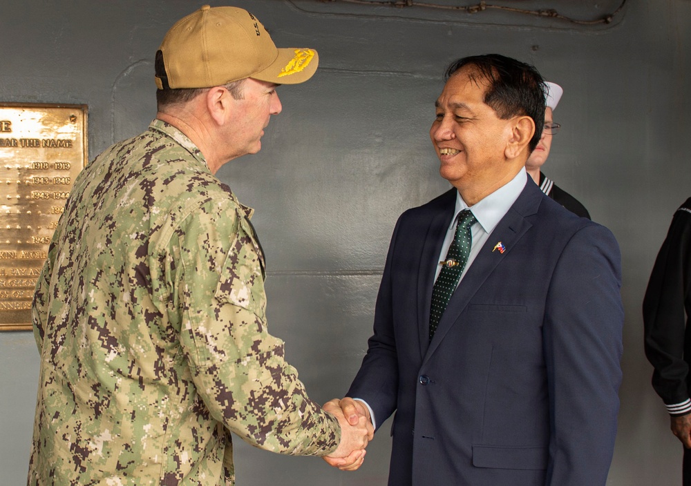 Undersecretary for Strategic Assessment and Planning at the Department of National Defense of the Philippines, Ignacio Madriaga vists U.S. 7th Fleet flagship USS Blue Ridge (LCC 19)