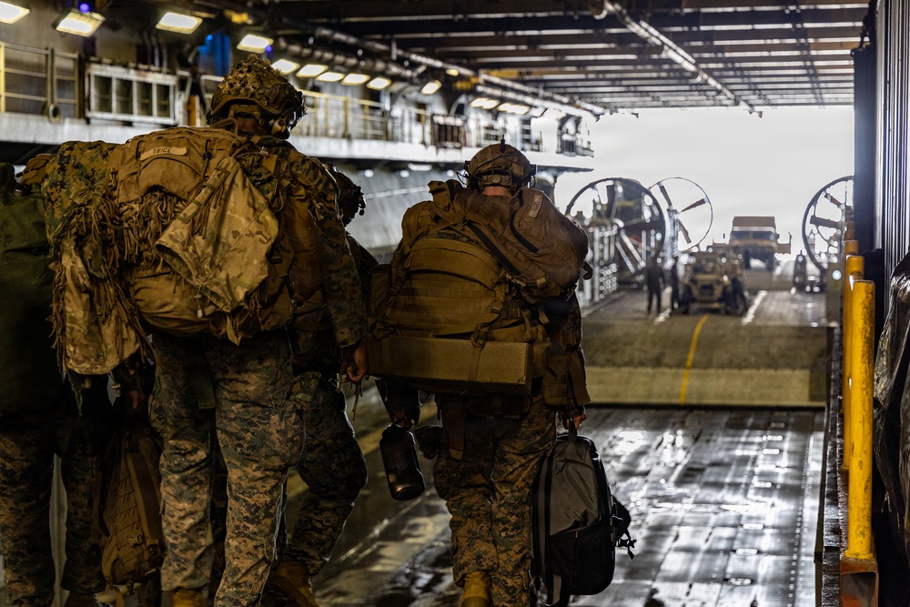 22nd MEU (SOC) | LCAC Operations on the USS Iwo Jima
