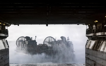 22nd MEU (SOC) | LCAC Operations on the USS Iwo Jima