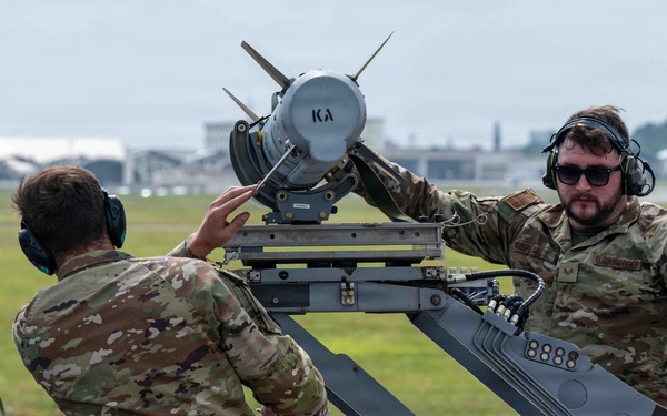 BM26 : Hot pit operations keep Kadena fighters airborne